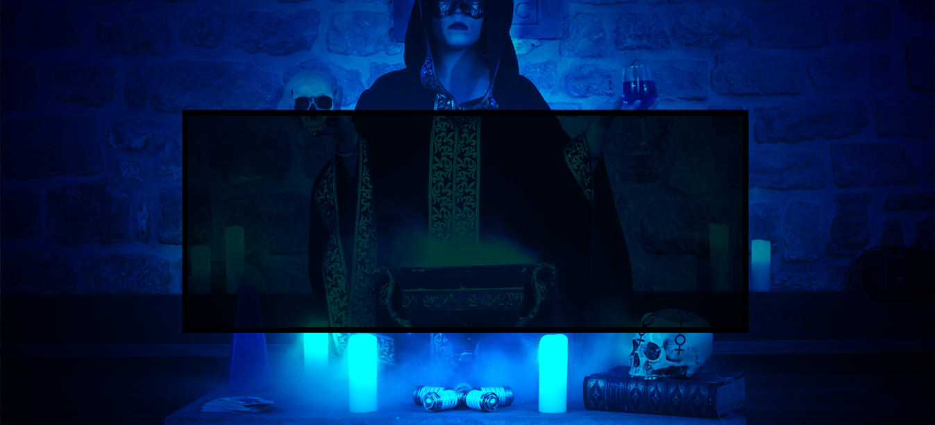 Un personnage mystérieux en robe noir en train de préparer un rituel